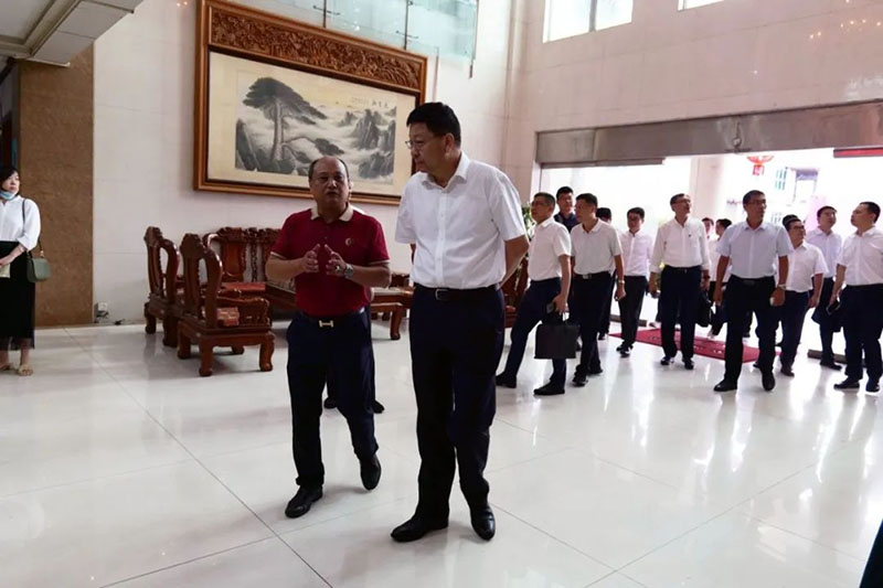 Major of urbe, Bai Tao, visited Yuteng medicinae et locutus est ex eo!