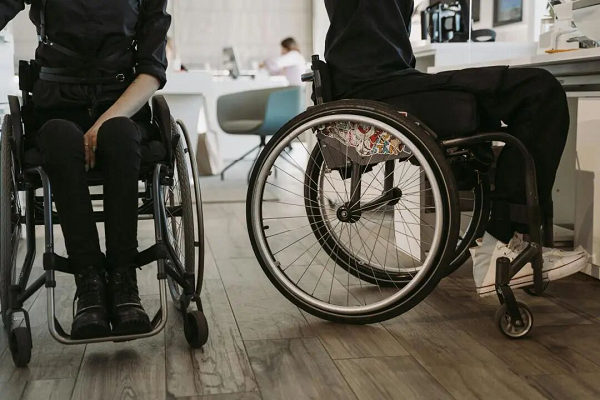 Cur wheelchairs designati sunt anteriora superiore quam postico? Nonne timent utentis cadet?